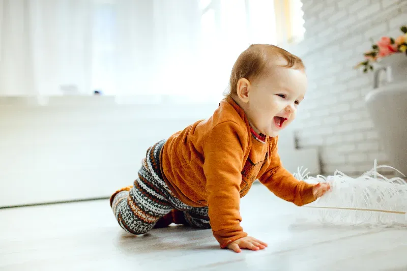 Bébé se déplaçant à quatre pattes